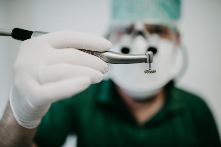 MeinZahnarzt Innsbruck - Zahnbehandlung Nahaufnahme Zahnbehandlungsinstrument