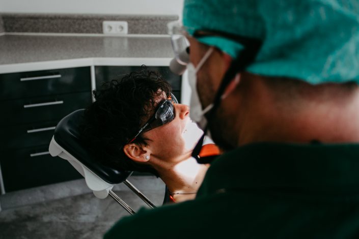 MeinZahnarzt Innsbruck - Zahnarzt Behandlung von Patientin