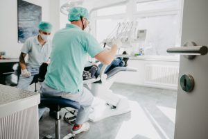 MeinZahnarzt Innsbruck - Zahnarzt bei Behandlung