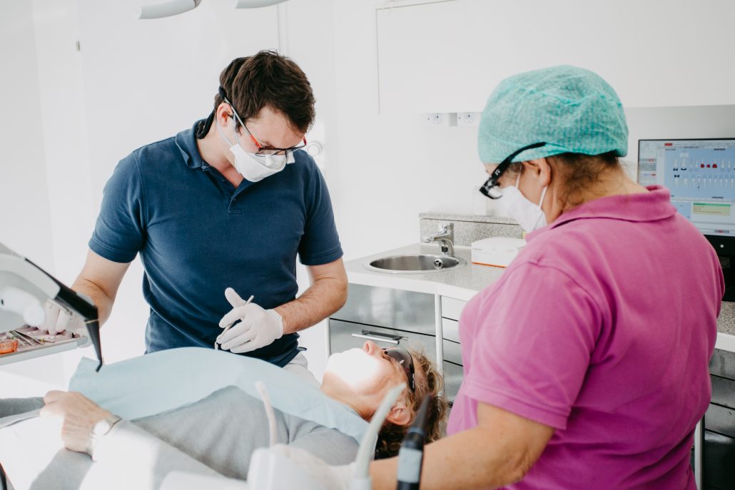 MeinZahnarzt Innsbruck - Zahnarzt und Zahnarzthelferin bei Behandlung von Patient