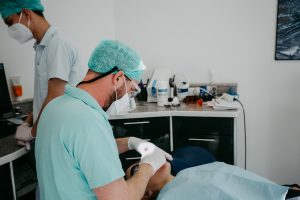 MeinZahnarzt Innsbruck - Zahnarzt bei Behandlung von Patient