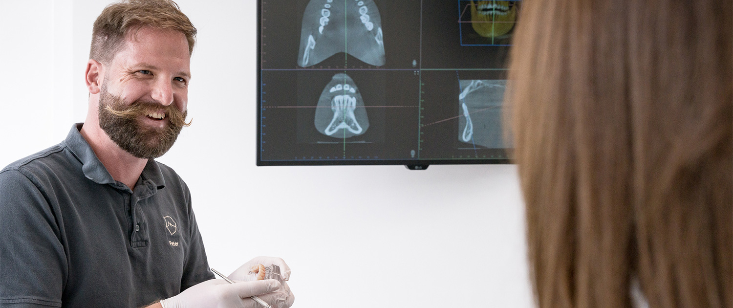 MeinZahnarzt Innsbruck - Zahnärztliche Beratung mit Röntgenbildern Dr. Santoro
