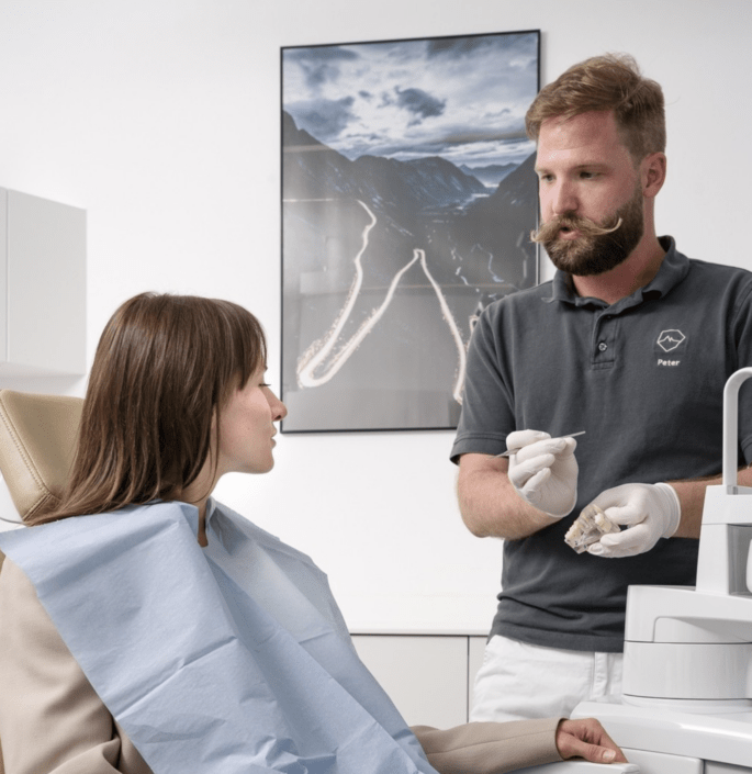 MeinZahnarzt-Tirol_zahnarzt-innsbruck_mundhygiene_03 Patientin bei Zahnarztkontrolle | MeinZahnarzt Tirol