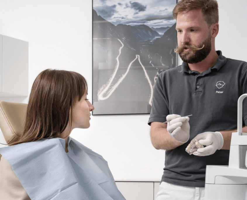 Patientin bei Behandlung | MeinZahnarzt Tirol