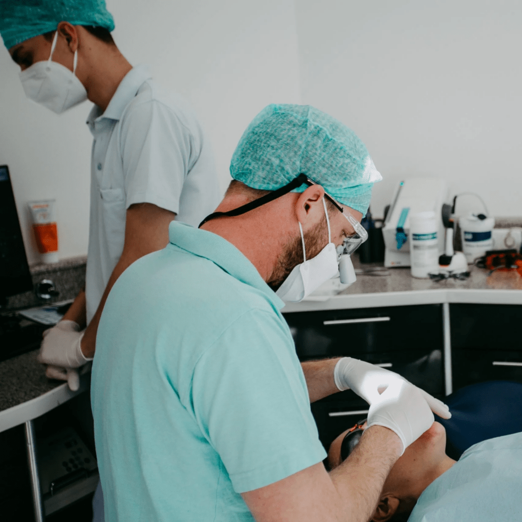 Dr. Peter Santoro bei einer Zahnarztbehandlung