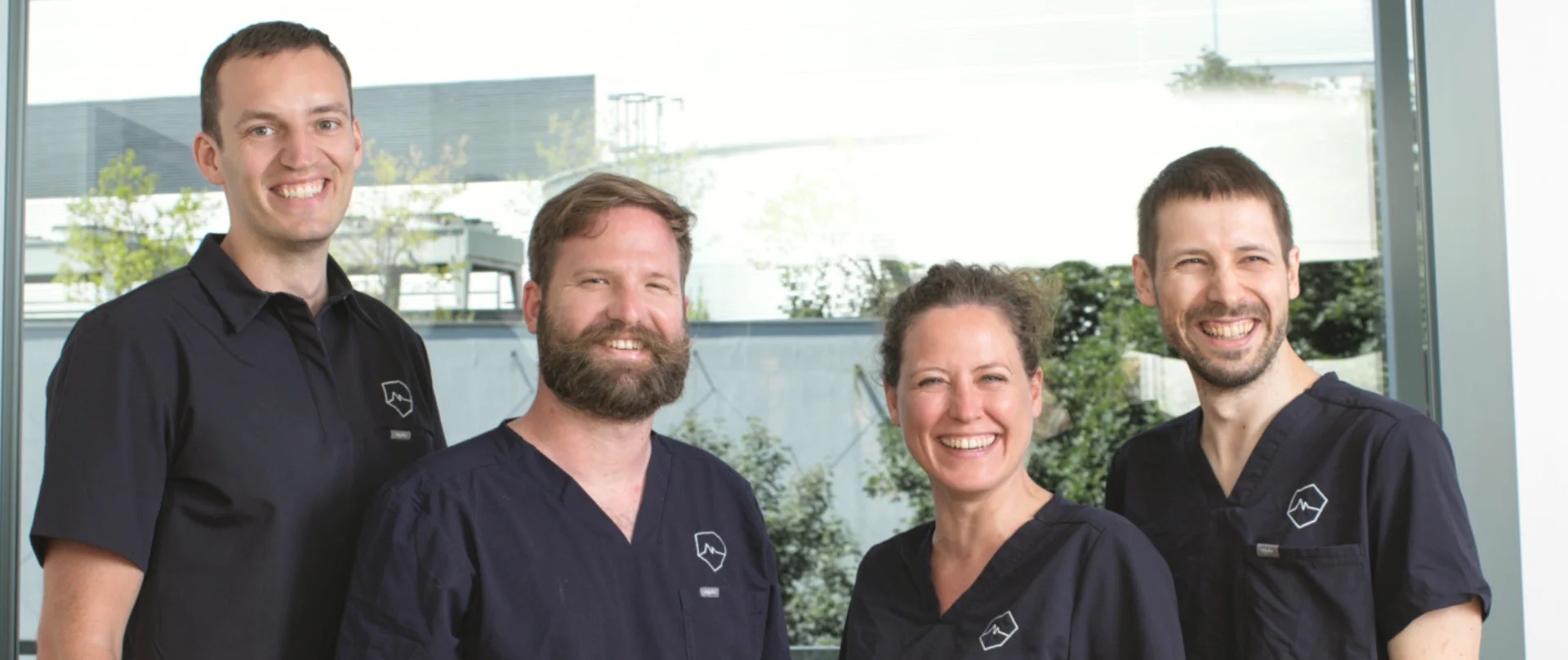 Team Slider Zahnärzteteam von MeinZahnarzt Tirol lächelnd in der Zahnarztpraxis in Innsbruck